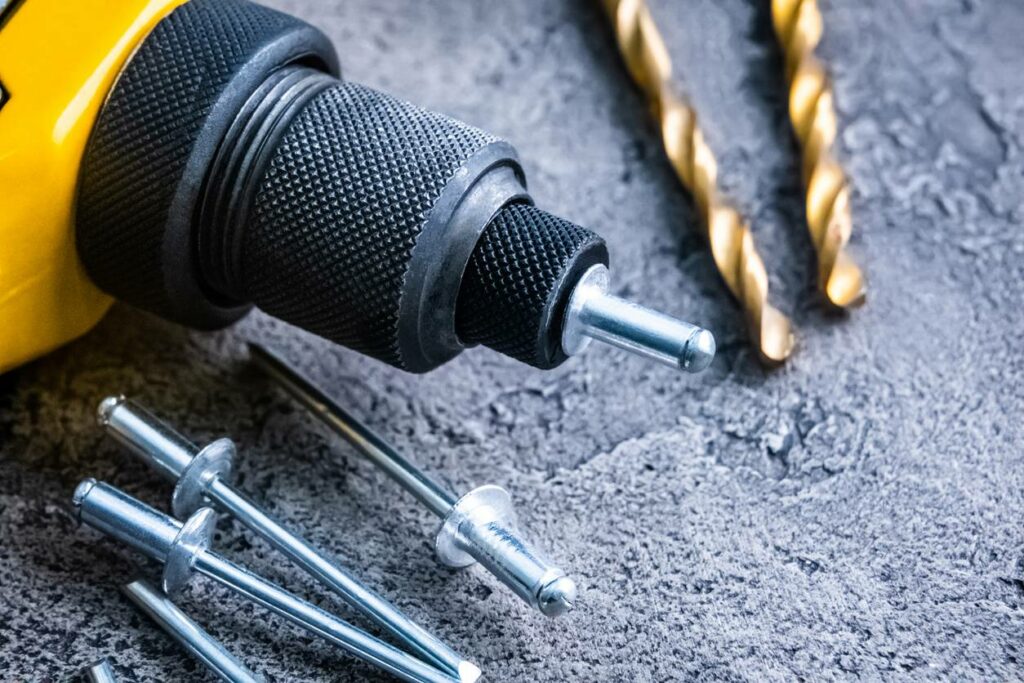 fixation système rivet riveteuse machine équipements matériel outils innovation technologique industrie inserts